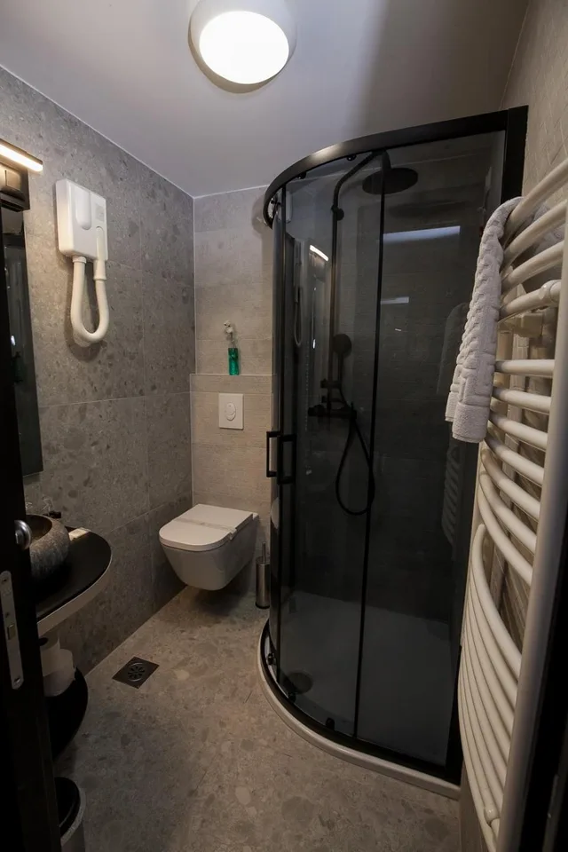 غرفة كومفورت بسرير كينج بإطلالة على البحر بشرفة، Bura 45 Boutique Hotel 5/5