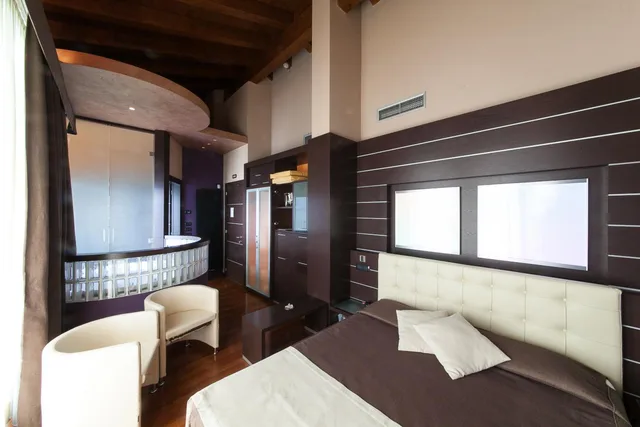 جناح بإطلالة على البحيرة بجاكوزي، Hotel Aurora 10/10