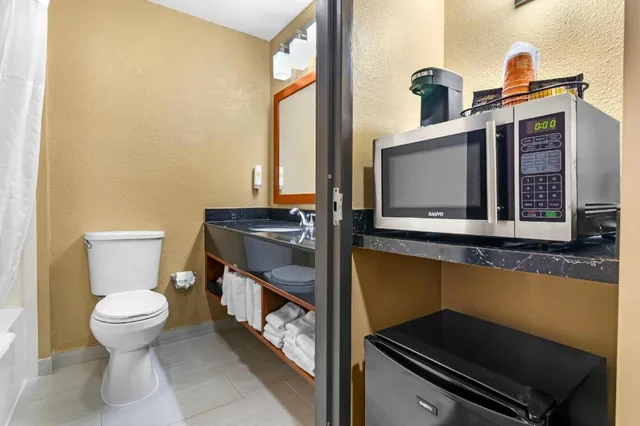 Upgrade, 3 Queen Beds، Comfort Inn & Suites Kansas City - Northeast 8/9