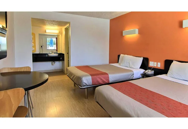 غرفة رباعية بسريرين مزدوجين، Motel6 Austin, TX 3/4