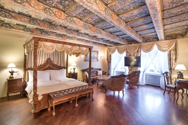 Suite, 2 King Beds, Iron Gate Hotel And Suites 7/10