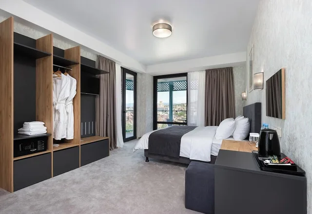 غرفة قياسية ثلاثية بسرير كوين وسرير فردي بشرفة، Brooch Boutique Hotel 5/8