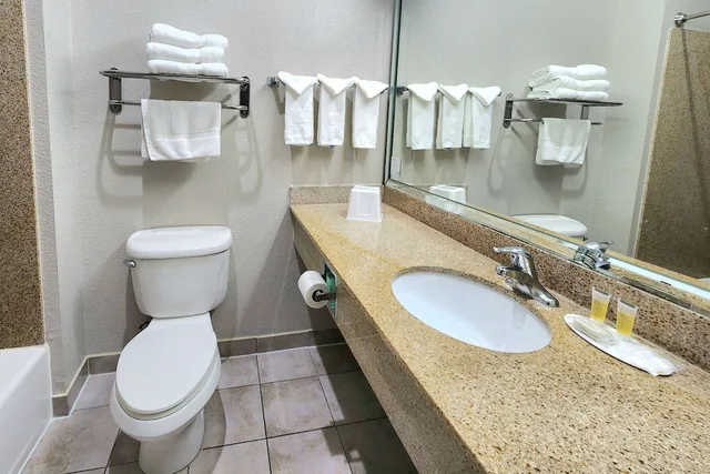 Efficiency, 2 Queen Beds, Kitchenette، Days Inn By Wyndham Kemah 8/10