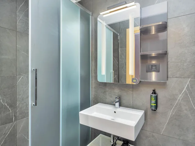 غرفة ديلوكس بسرير كوين، B&B Hotel Milano City Center Duomo 7/7