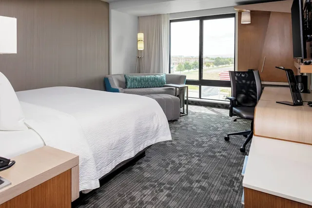 غرفة بسرير كينج بإطلالة على المدينة مع أريكة، Courtyard by Marriott Pasco Tri-Cities Airport 1/6