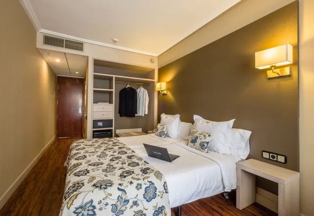 غرفة رباعية، Hotel Num 2/5