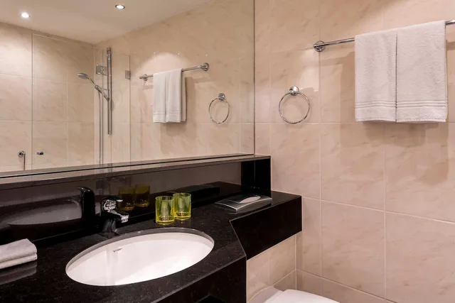 غرفة بريميوم بسرير كوين بشرفة، Four Points by Sheraton Munich Arabellapark 3/8