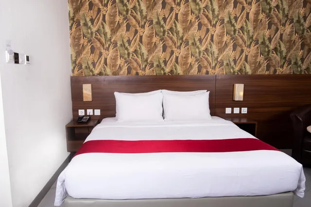 غرفة بسرير كينج بإطلالة على البحيرة، Pakons Prime Hotel 1/6
