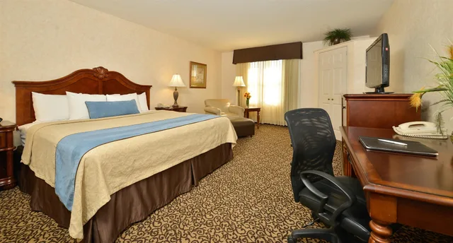 غرفة بزنس بسرير كينج، Best Western Plus Steeplegate Inn 6/13