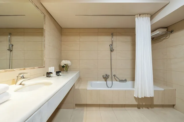 غرفة حصرية بسرير كينج في الطابق الأرضي، Plaza Resort Hotel 1/1