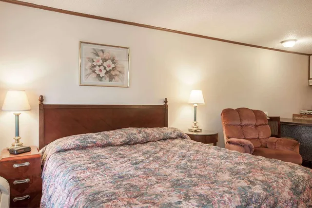 غرفة بسرير كينج للمدخنين، Knights Inn Greensburg 2/3