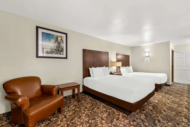 Downstairs, 2 Queen Beds, Smoking، Best Western George West Executive Inn 2/5