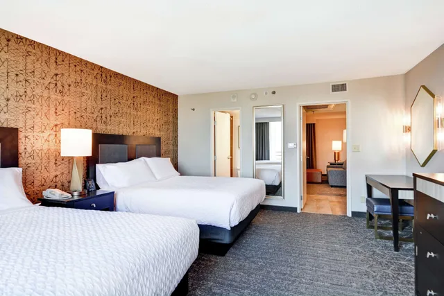 جناح بسريرين كوين مع أريكة لذوي الإعاقة، Embassy Suites by Hilton Minneapolis Airport 1/7