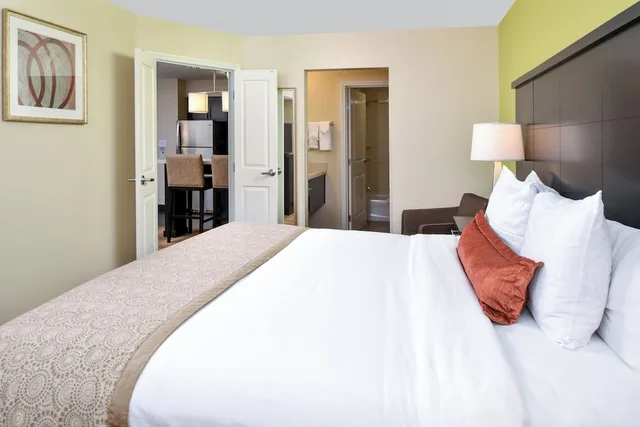 جناح بسرير كينج بغرفة نوم واحدة بمطبخ، Staybridge Suites Merrillville 2/4