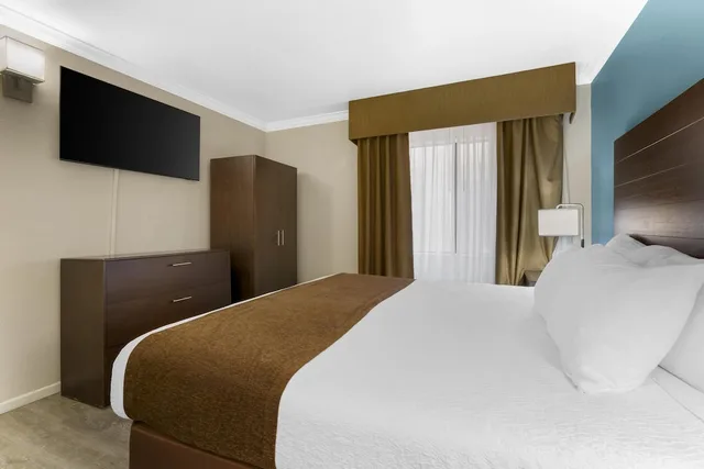 جناح بسرير كينج مع أريكة بحوض جاكوزي، Best Western InnSuites Tucson Foothills Hotel & Suites 7/10