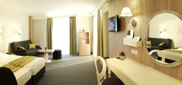 غرفة عائلية بسريرين منفصلين مع أريكة، Socializing Hotel Mirna Lifeclass Hotels Spa 2/3
