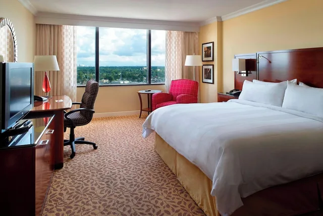 غرفة كلوب بسرير كينج لذوي الإعاقة، New Orleans Marriott Metairie At Lakeway 1/3