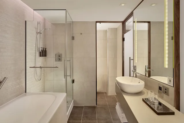 غرفة كلوب بسرير كينج بإطلالة، Sheraton Grand Hotel And Spa 8/9
