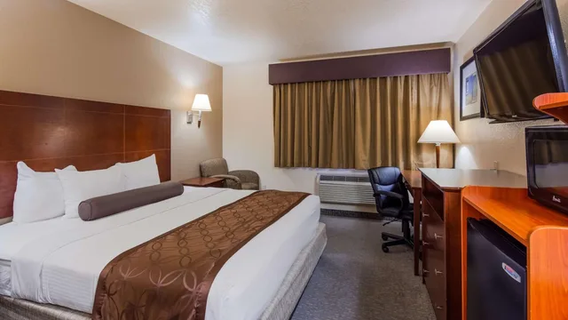 غرفة بسرير كينج بحوض استحمام لذوي الإعاقة، Best Western Desert Oasis 2/6