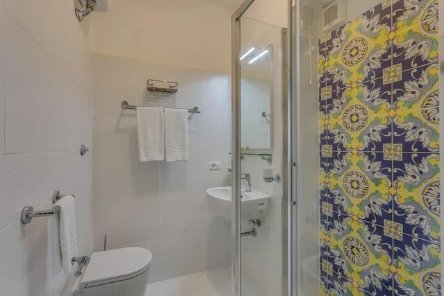 غرفة عائلية بسرير مزدوج وسريرين منفصلين بإطلالة على البحر، Hotel Torre Dei Borboni 8/8