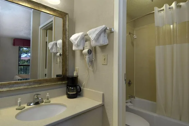 غرفة بسرير كينج لذوي الإعاقة، Baymont by Wyndham Mobile I-65 3/3