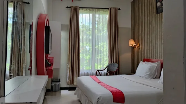 غرفة سوبيريور بسرير كينج للمدخنين، Queen City Hotel 1/3