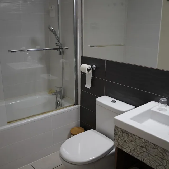 شقة بسرير كينج بشرفة مع أريكة بحوض استحمام، Best Western Hotelio Montpellier Sud 9/9