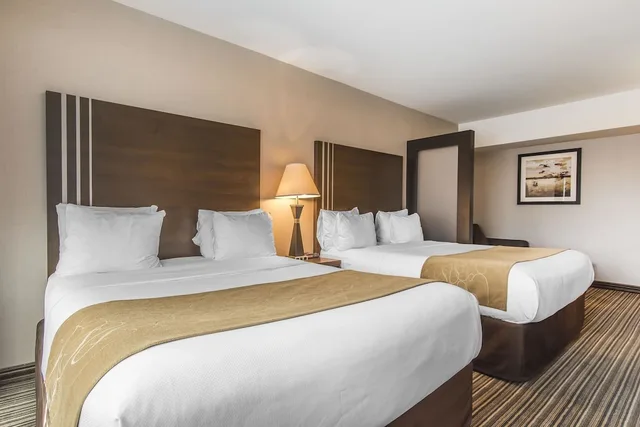 غرفة قياسية بسريرين كوين، Comfort Suites Downtown Montreal 2/3