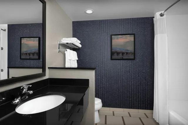 غرفة بسريرين كوين مع أريكة، Fairfield Inn Suites Fayetteville North 3/5