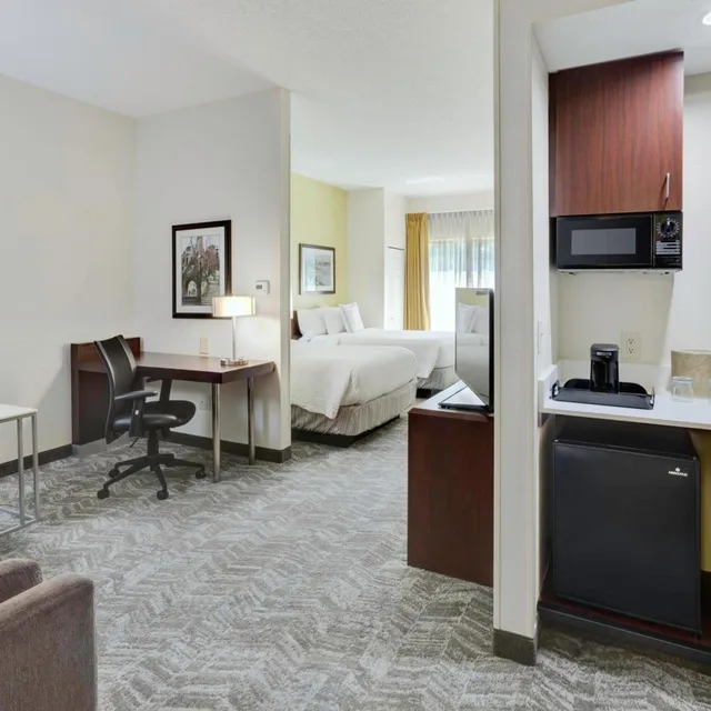 جناح بسريرين مزدوجين بحوض استحمام لذوي الإعاقة، SpringHill Suites Milford 3/7