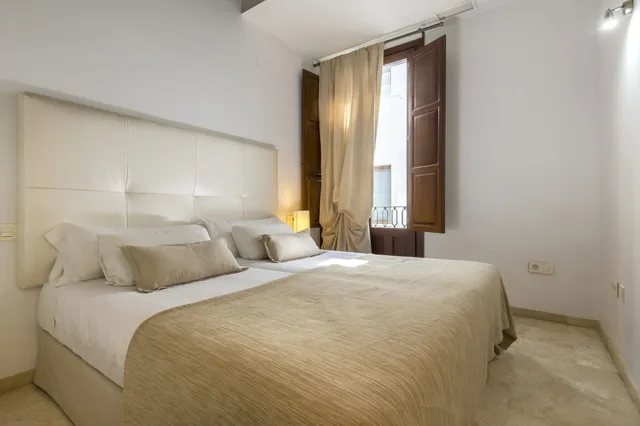شقة بأربعة أسرّة بغرفتي نوم مع أريكة، Comet Suites Elvira 1/10