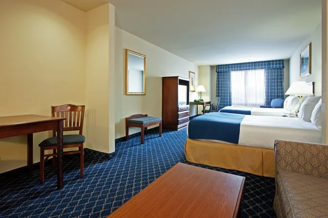 جناح بسريرين كوين لذوي الإعاقة، Holiday Inn Express Hotel Suites Paragould 1/2