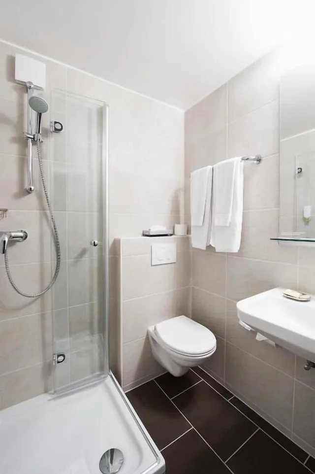 غرفة بسرير كوين، Neufeld Hotel 4/5