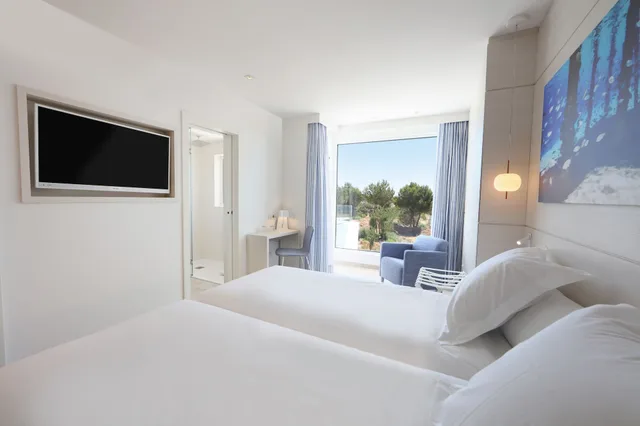 غرفة بسريرين منفصلين بإطلالة على البحر بشرفة، Iberostar Selection Santa Eulalia Ibiza - Adults Only 5/10