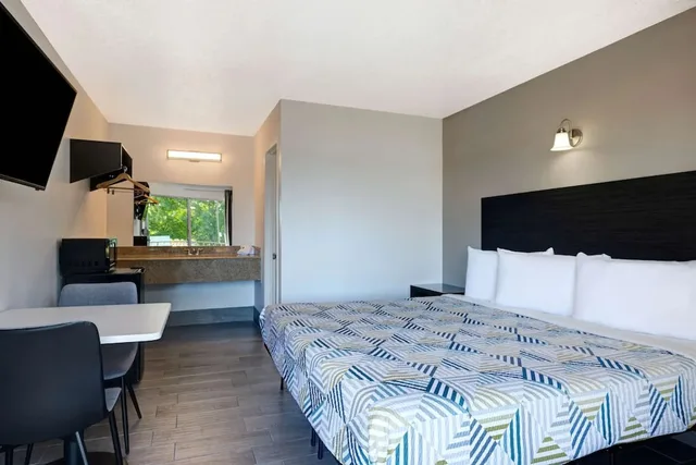 غرفة ديلوكس بسرير كينج، Motel 6 Branson West Silver Dollar City 1/4
