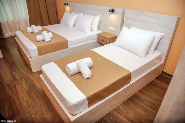 غرفة قياسية ثلاثية بسرير كوين وسرير فردي بإطلالة على المدينة، Arc Hotel Tirana 4/6