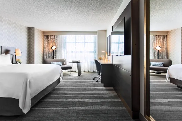غرفة كلوب بسرير كينج، Renaissance Los Angeles Airport Hotel 2/4