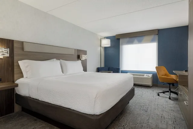 Specialty, King Bed، Holiday Inn Express And Suites Ottawa East Orleans 1/3