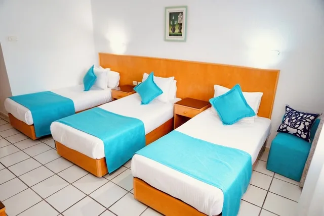 غرفة عائلية ثلاثية بثلاثة أسرّة، Hotel Le National 3/6
