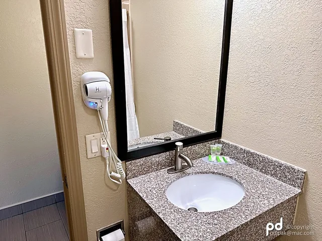 شقة بريميوم بسرير فردي وسرير كوين بغرفة نوم واحدة مع أريكة بمطبخ، Travel Inn and Suites Flemington 5/7
