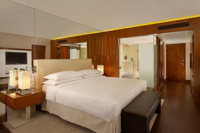 غرفة كلوب بسرير كينج بإطلالة، Sheraton Grand Hotel And Spa 1/9
