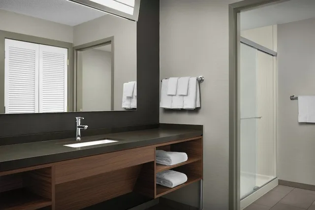 جناح بسرير كينج بغرفة نوم واحدة مع أريكة، Courtyard Danville 2/2