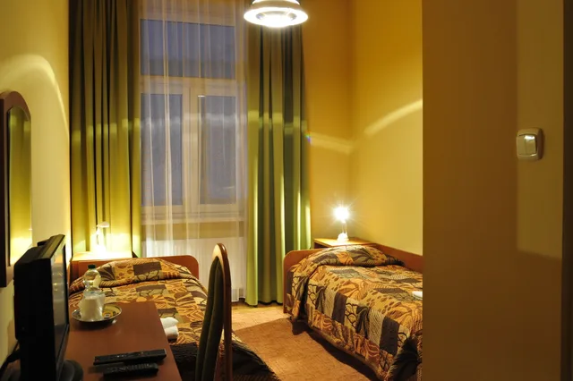 غرفة بسريرين منفصلين بحمام خاص، Kosmopolita Rooms Apartments Krakow 10/10