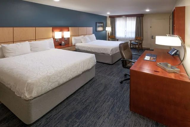 غرفة قياسية بسريرين كوين بإطلالة على الفناء، Best Western Plus Clocktower Inn 3/4