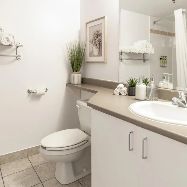 جناح بسرير كينج وسرير كوين بشرفة، Hotel Saint Laurent Montreal 3/8