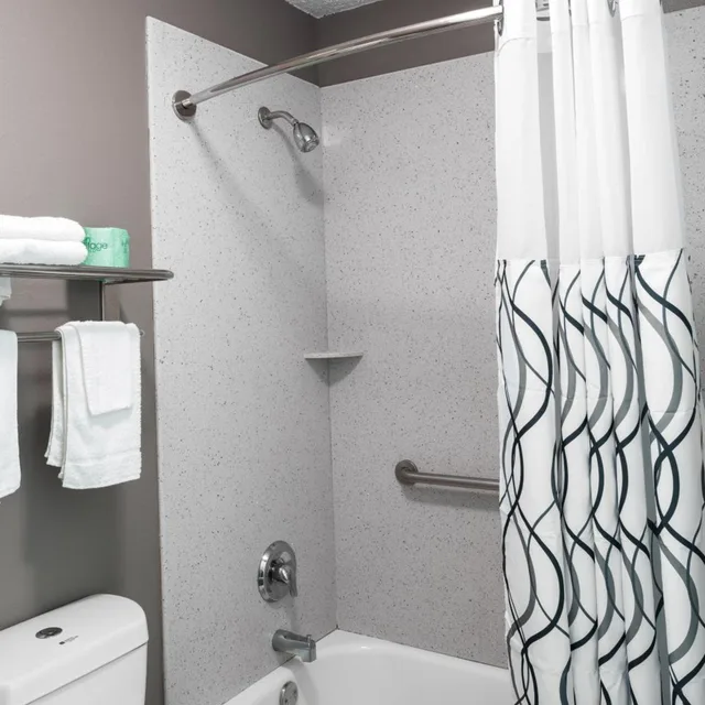 غرفة ديلوكس بسرير كينج وسرير كوين، Siesta Inn McAllen 6/8