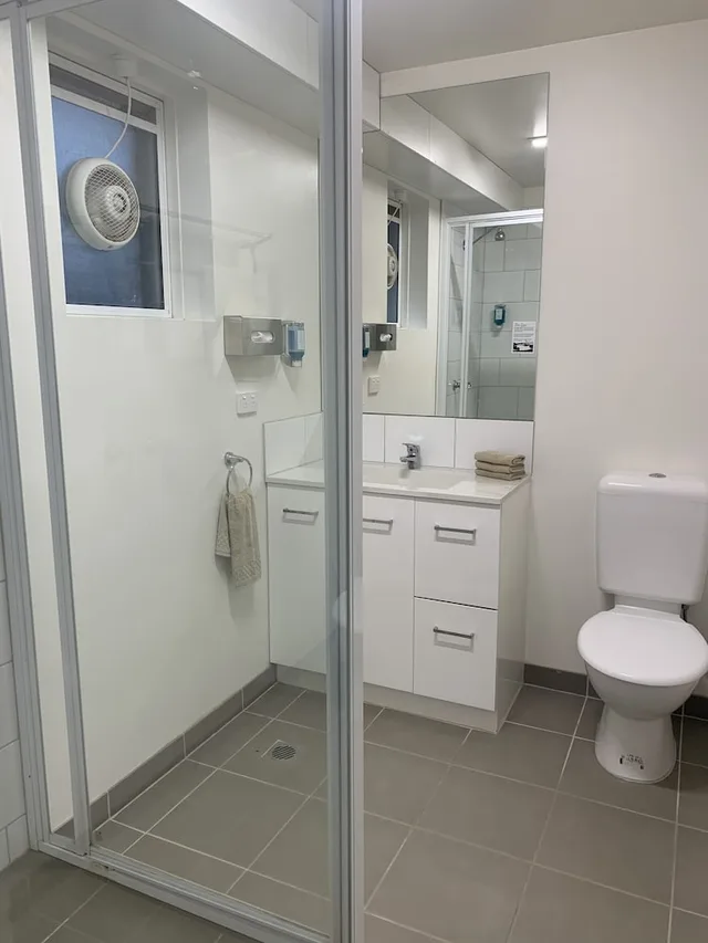 شقة بسريرين منفصلين وسريرين كينج بـ3 غرف نوم، Adina Place Motel Apartments 3/3