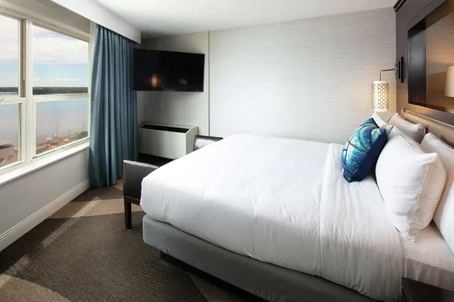 غرفة ديلوكس بسرير كينج، Hilton Madison Monona Terrace 1/3