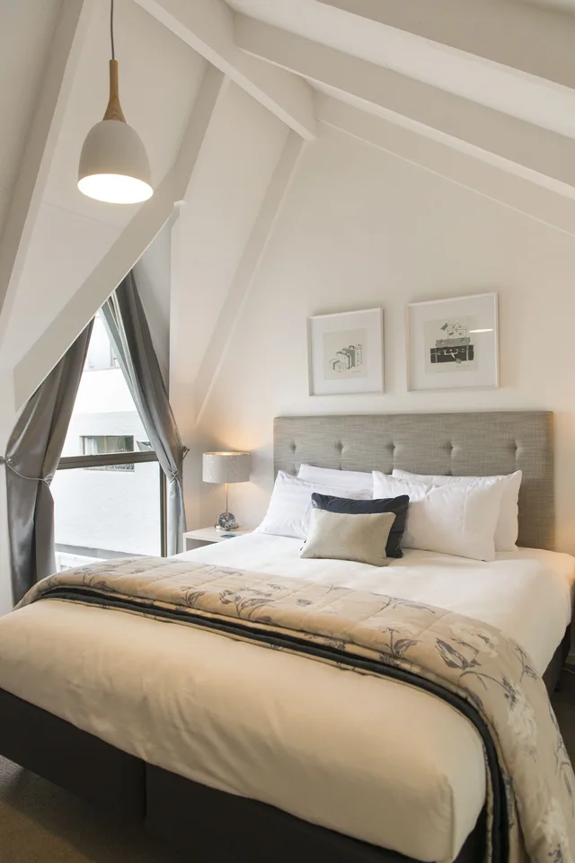 Mezzanine, Loft, King Bed، Aria On Bank 1/4