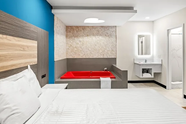 غرفة بسرير كينج بحوض جاكوزي، La Mirage Inn 1/1